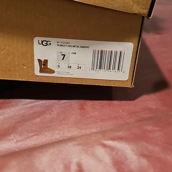 Brand New Bailey Ugg with metal graphic (chestnut).. size 7 - Picture 7 of 7